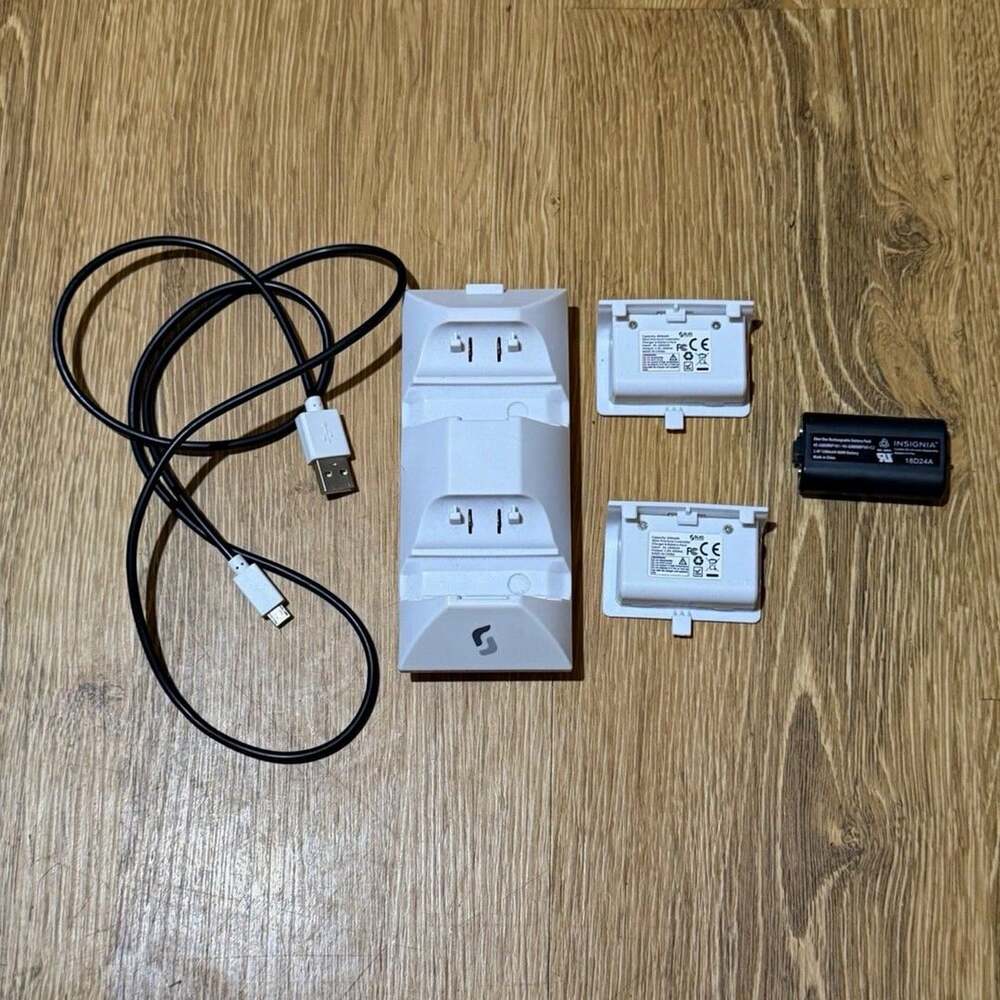 Insignia Xbox One Dual Controller Charging Dock w/ 3 Battery Packs, White 5ft